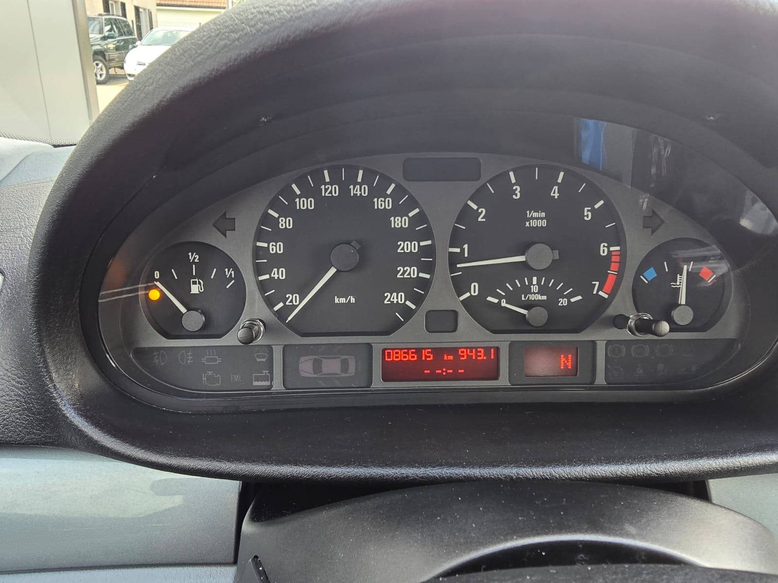 BMW 320i-image-8