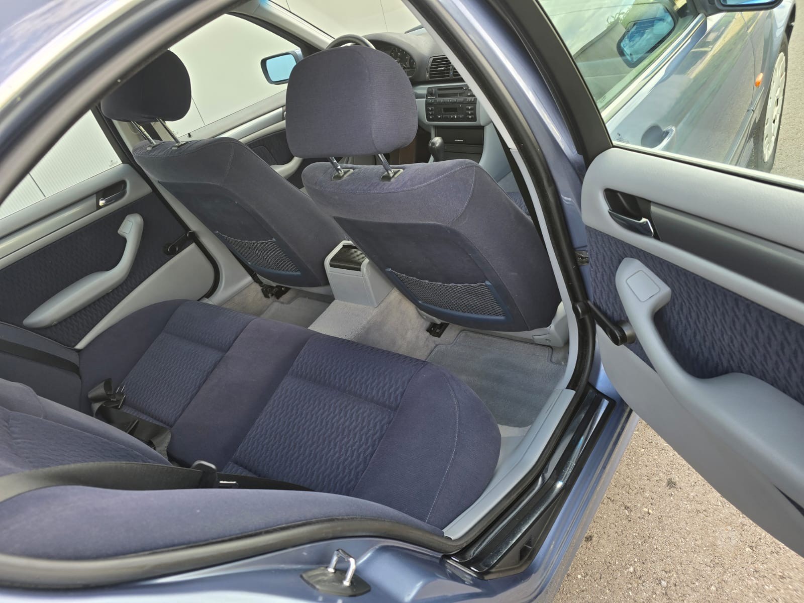 BMW 320i-image-3
