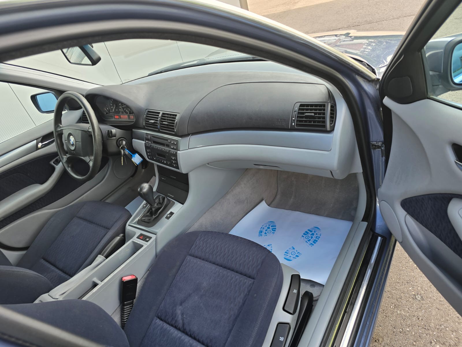 BMW 320i-image-4