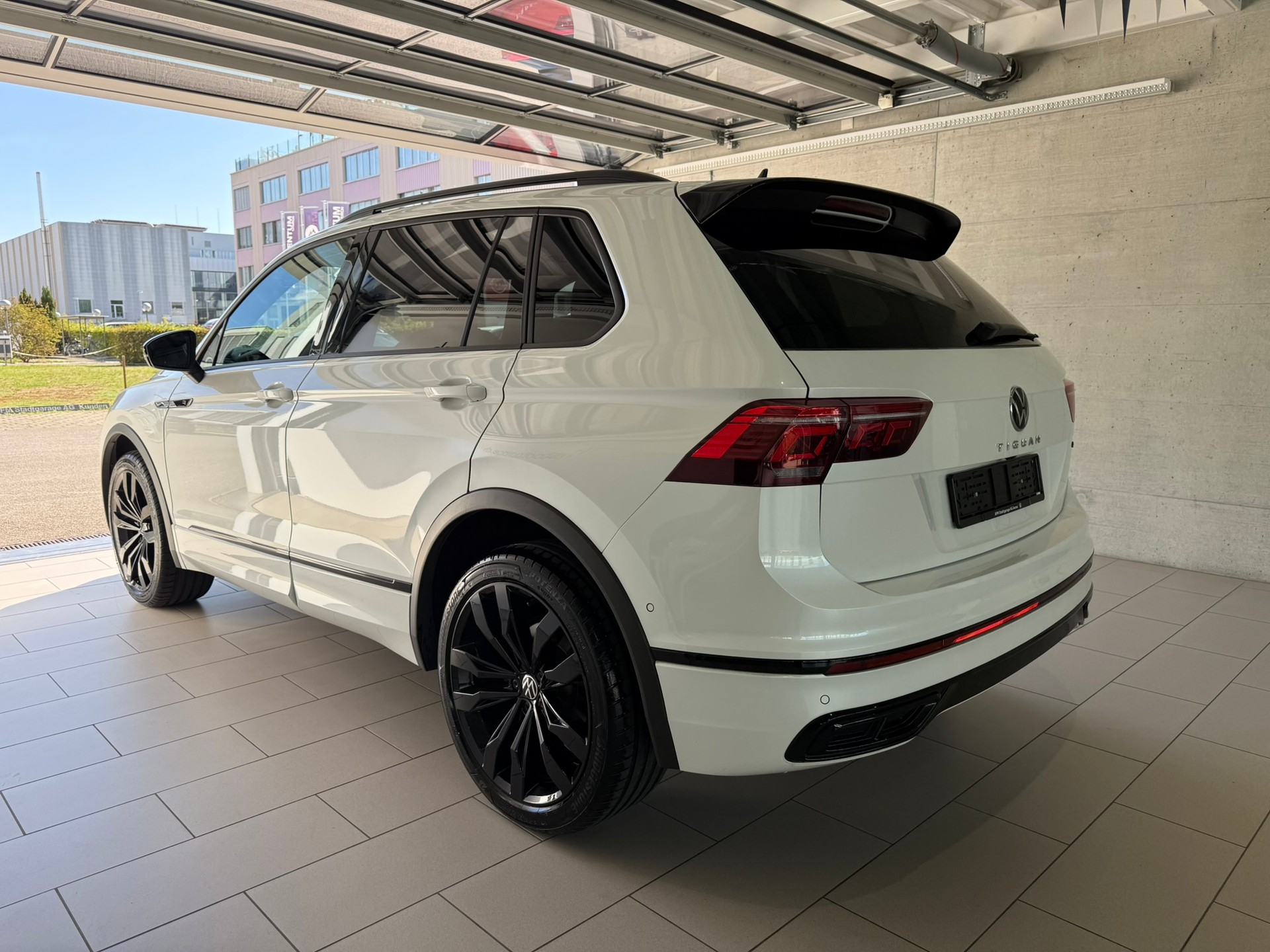 VW Tiguan 2.0TSI R-Line 4Motion DSG-image-3