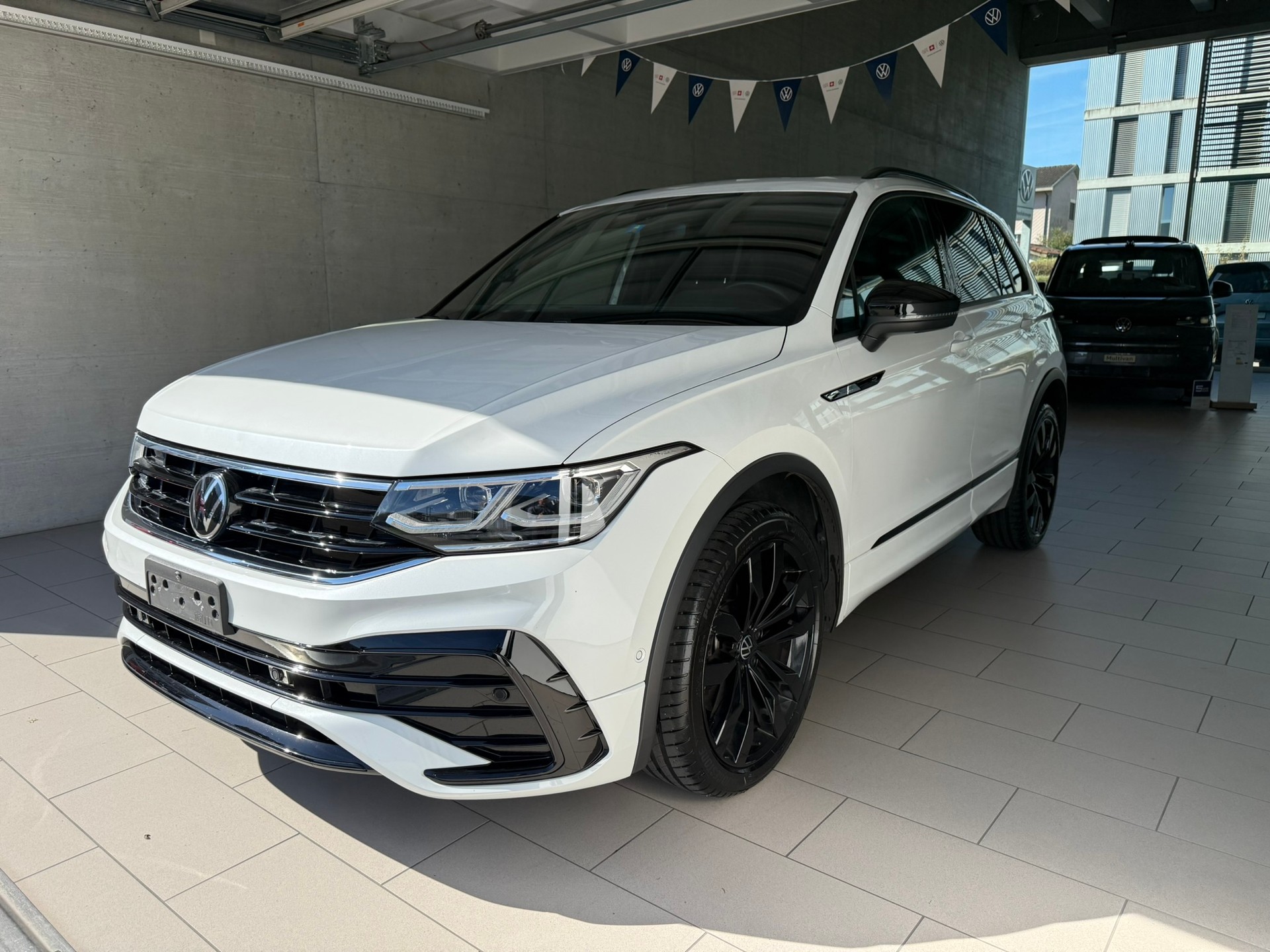 VW Tiguan 2.0TSI R-Line 4Motion DSG-image-2