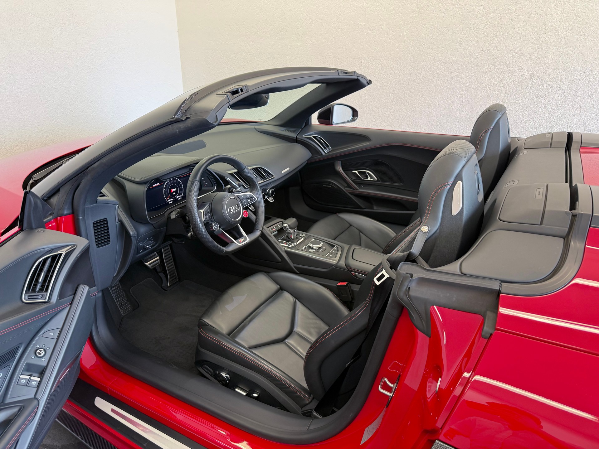AUDI R8 Spyder 5.2 RWS S-Tronic-image-11