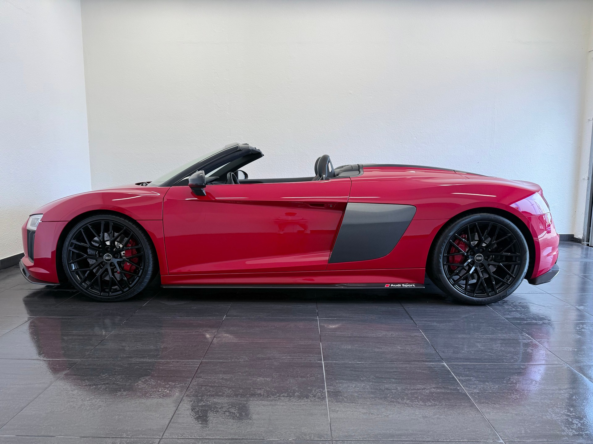 AUDI R8 Spyder 5.2 RWS S-Tronic-image-6