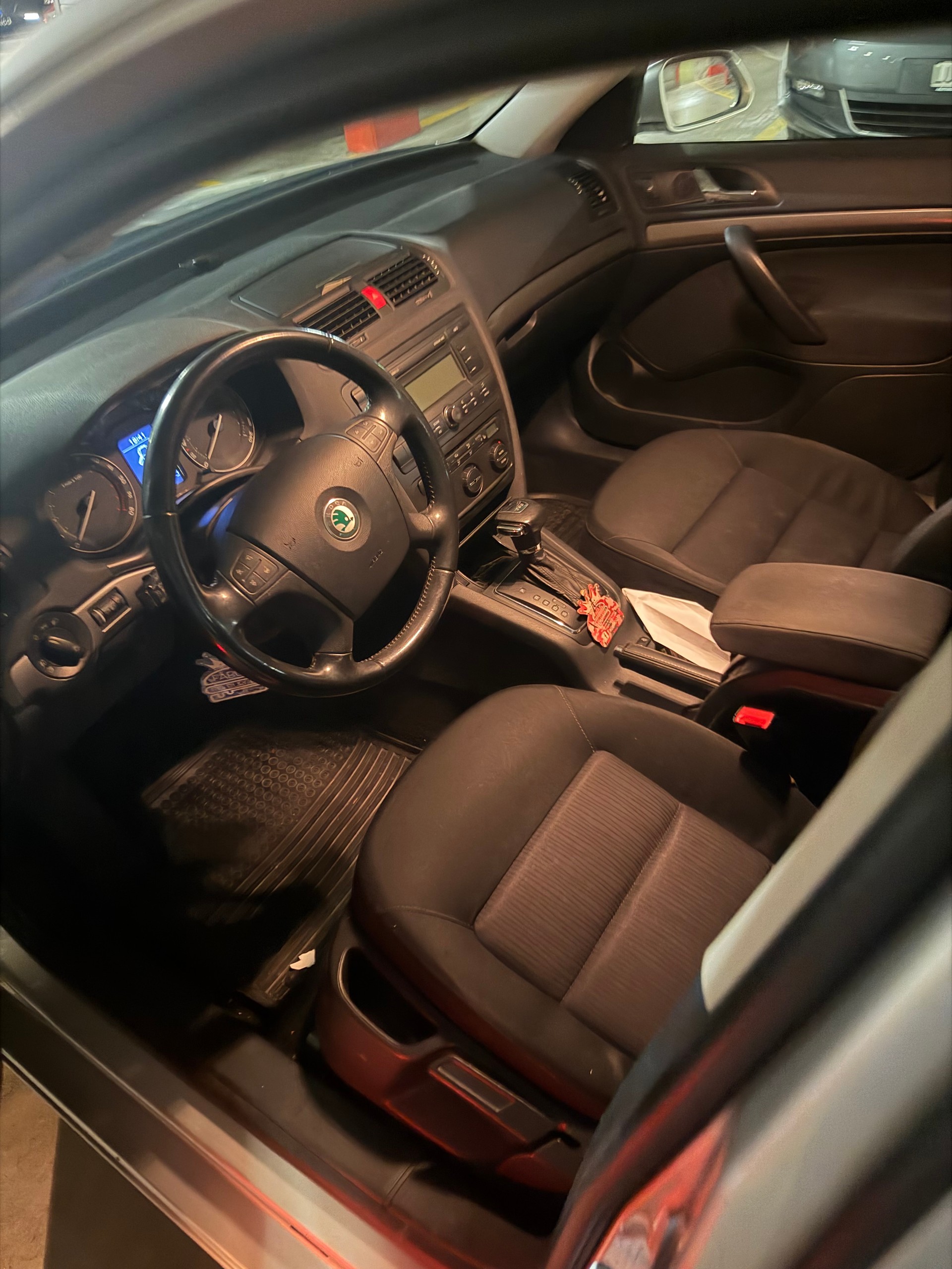 SKODA 2.0 TDI 140 Elegance DSG-image-4