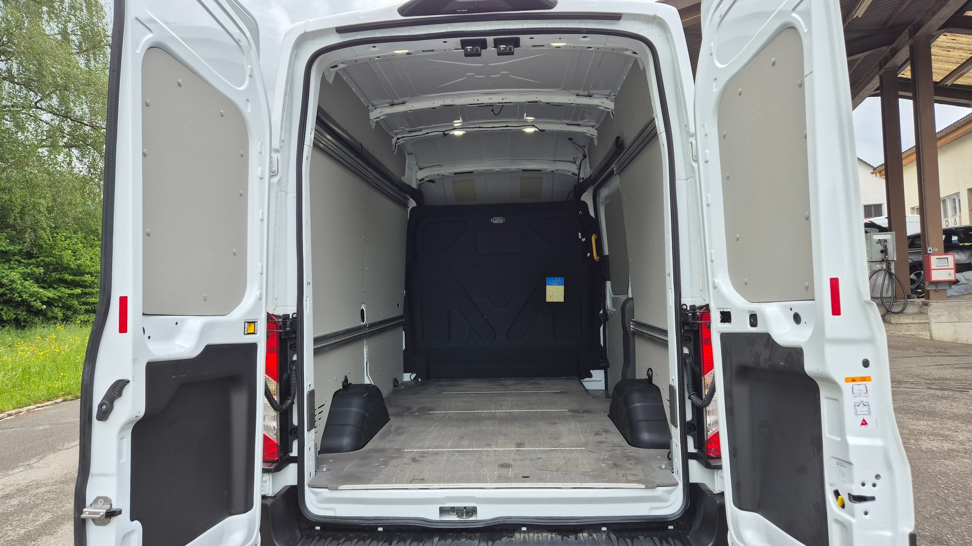 FORD E-Transit Van 350 L2 H3 Trend RWD 68kWh-image-7