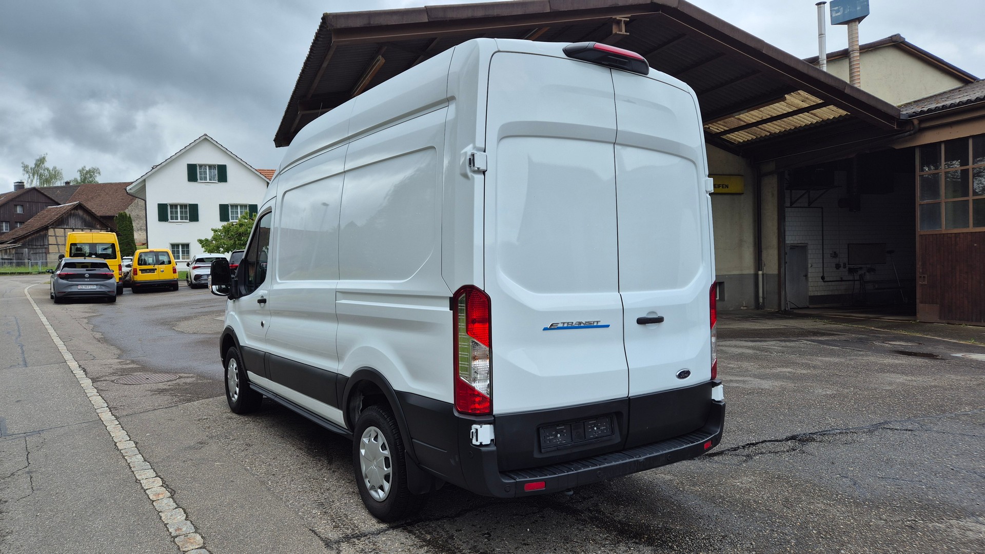 FORD E-Transit Van 350 L2 H3 Trend RWD 68kWh-showroom-element-2