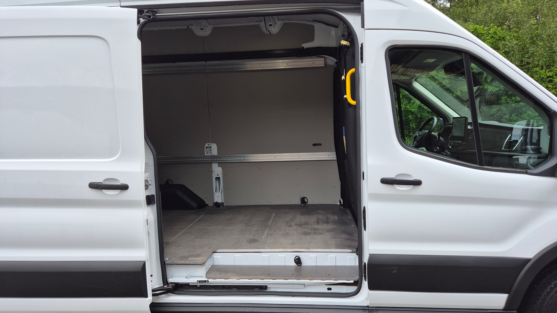 FORD E-Transit Van 350 L2 H3 Trend RWD 68kWh-image-8
