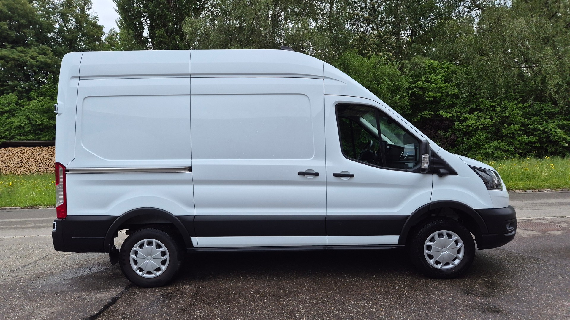 FORD E-Transit Van 350 L2 H3 Trend RWD 68kWh-image-4