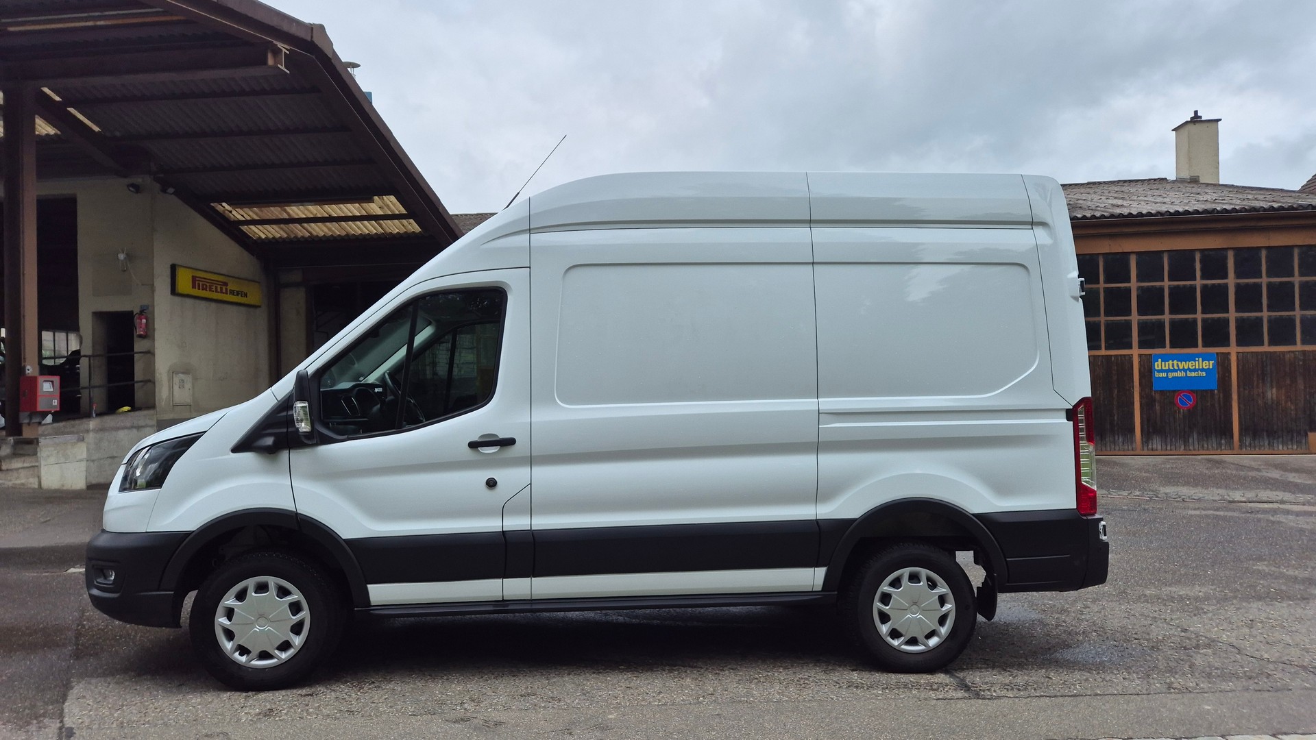 FORD E-Transit Van 350 L2 H3 Trend RWD 68kWh-showroom-element-1