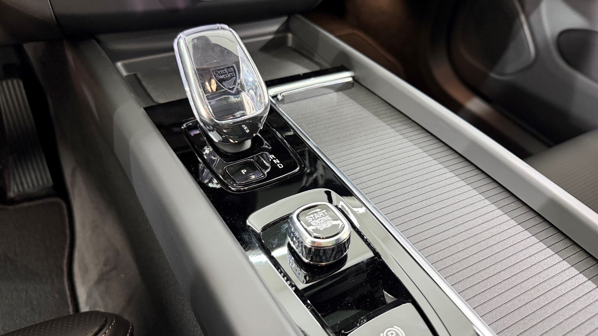 VOLVO XC60 2.0 T8 TE Black Edition e-image-14