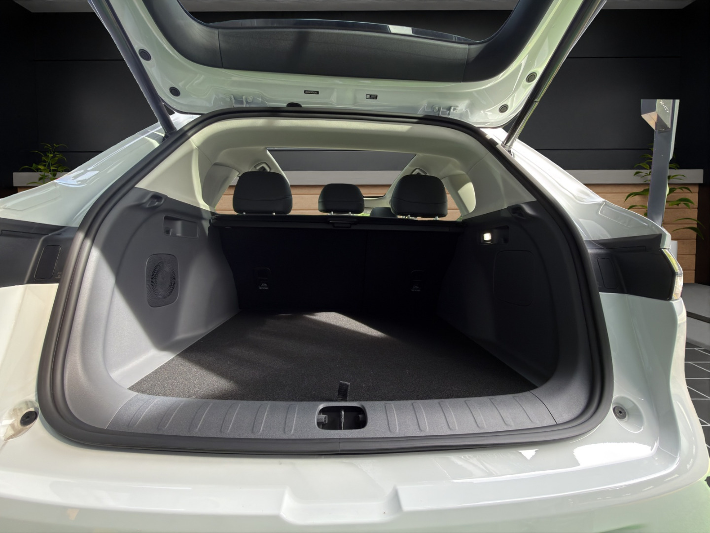 LEAPMOTOR B10 1.5 Hybrid EV-image-1