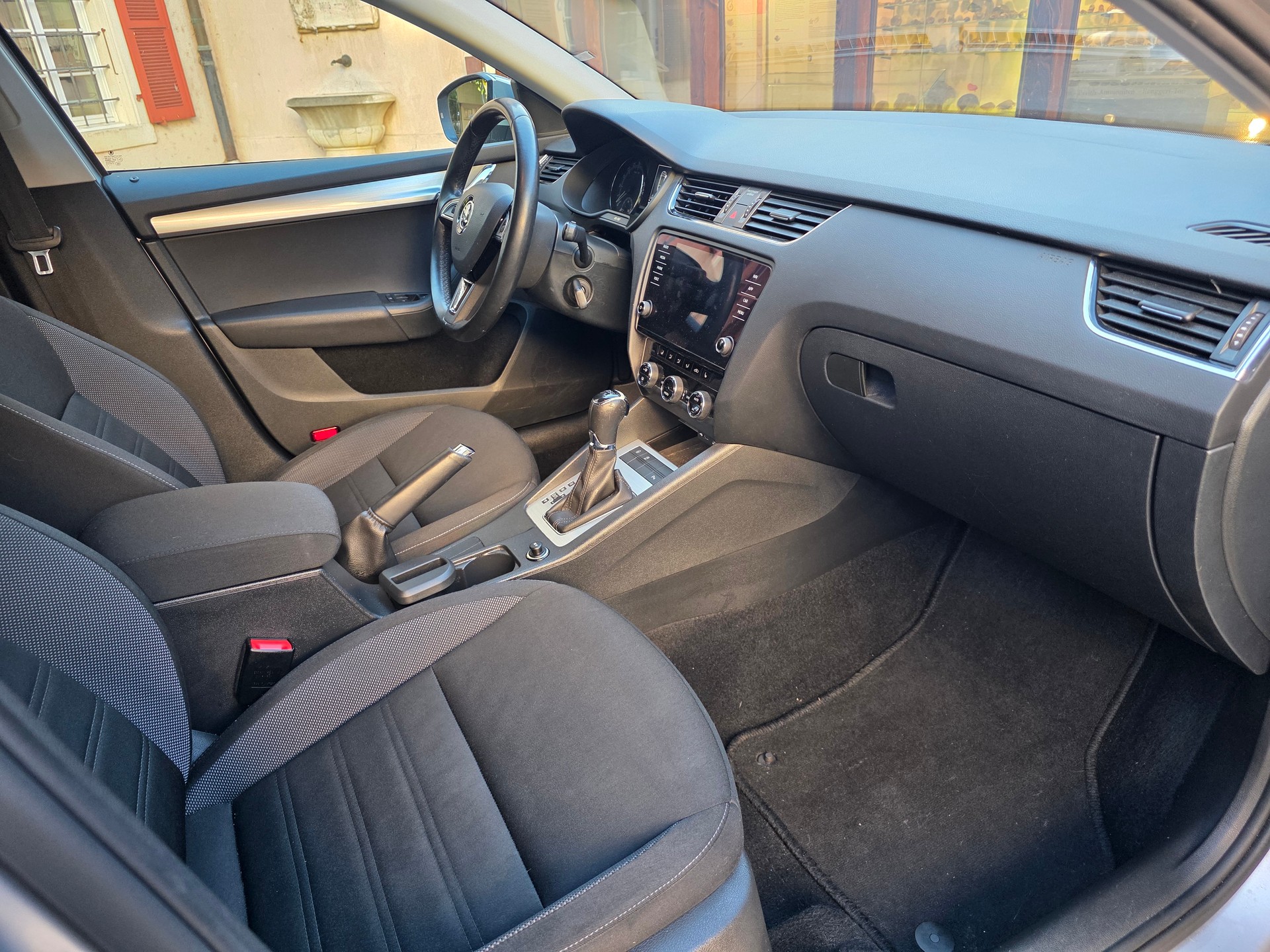 SKODA Octavia Combi 1.6 TDI Ambition DSG-image-8