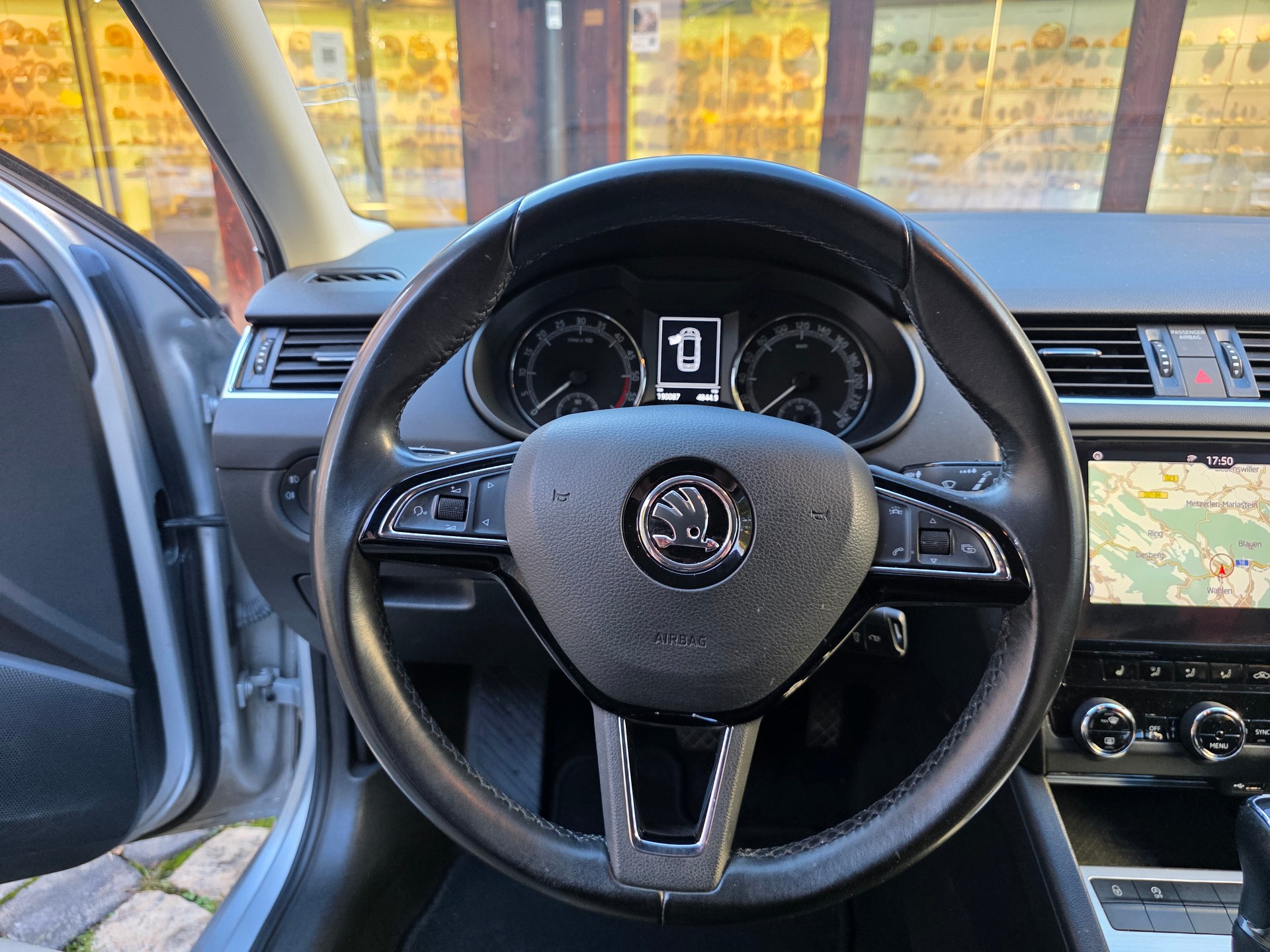 SKODA Octavia Combi 1.6 TDI Ambition DSG-image-12