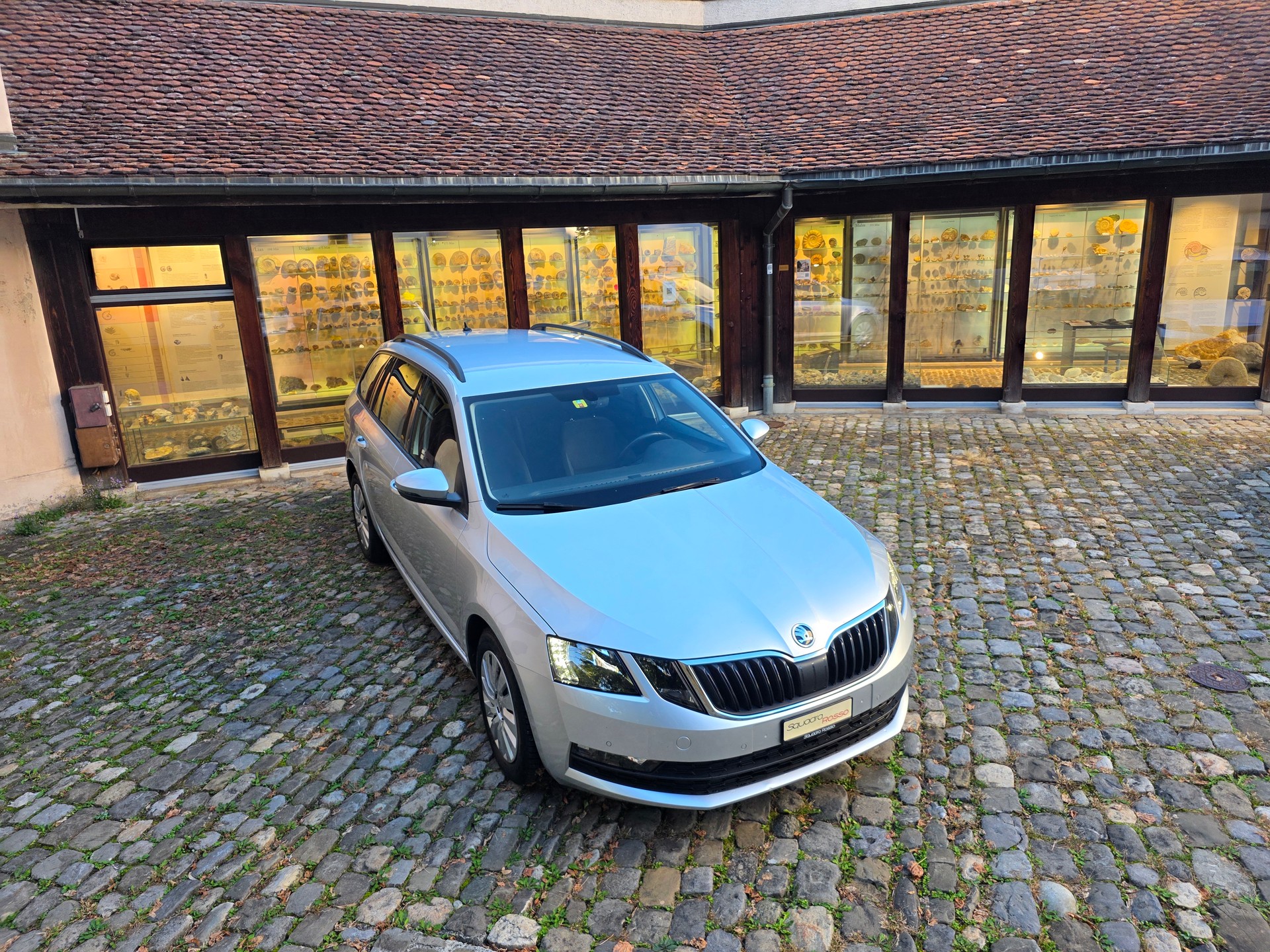 SKODA Octavia Combi 1.6 TDI Ambition DSG-image-0