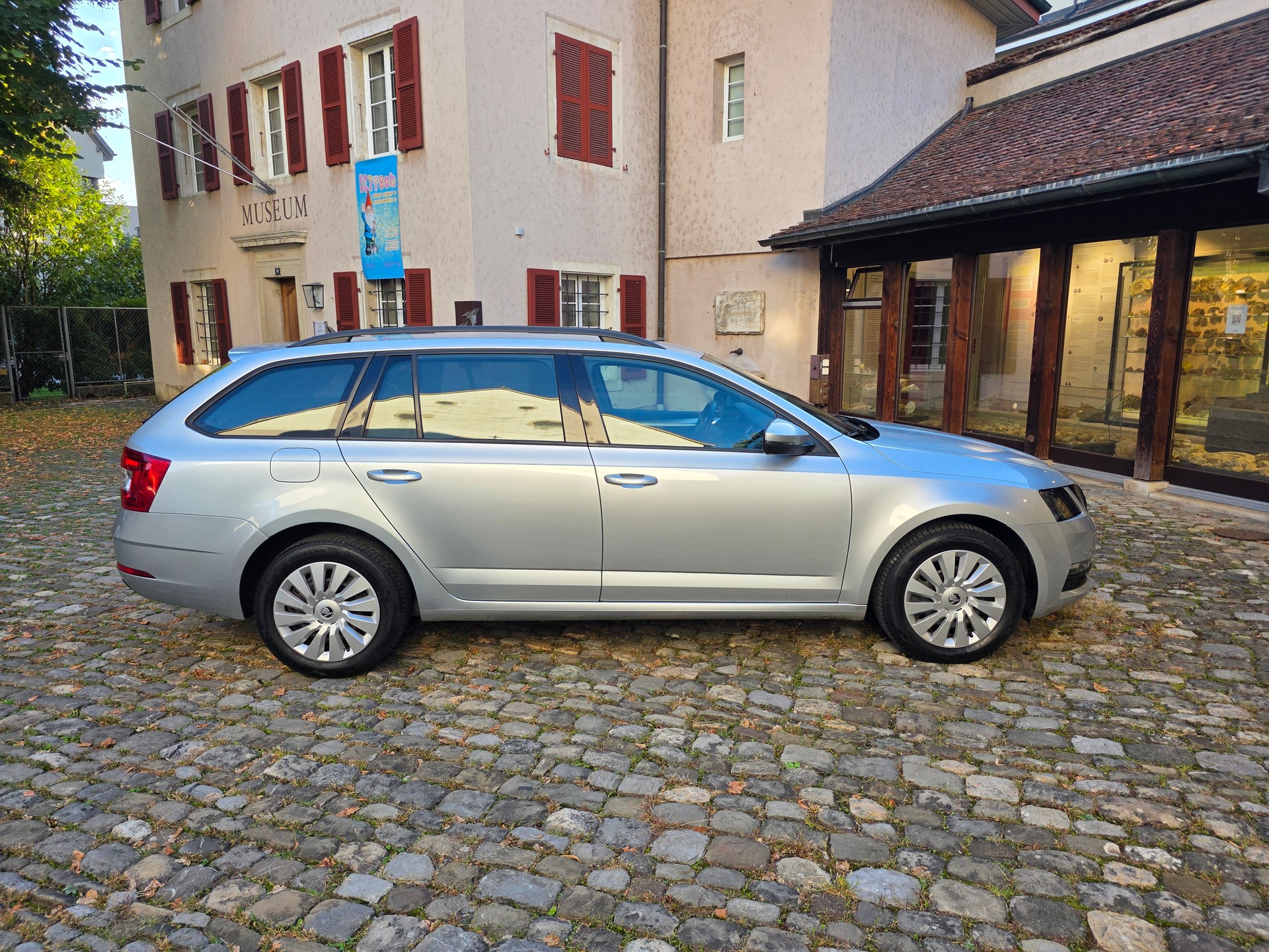 SKODA Octavia Combi 1.6 TDI Ambition DSG-image-7