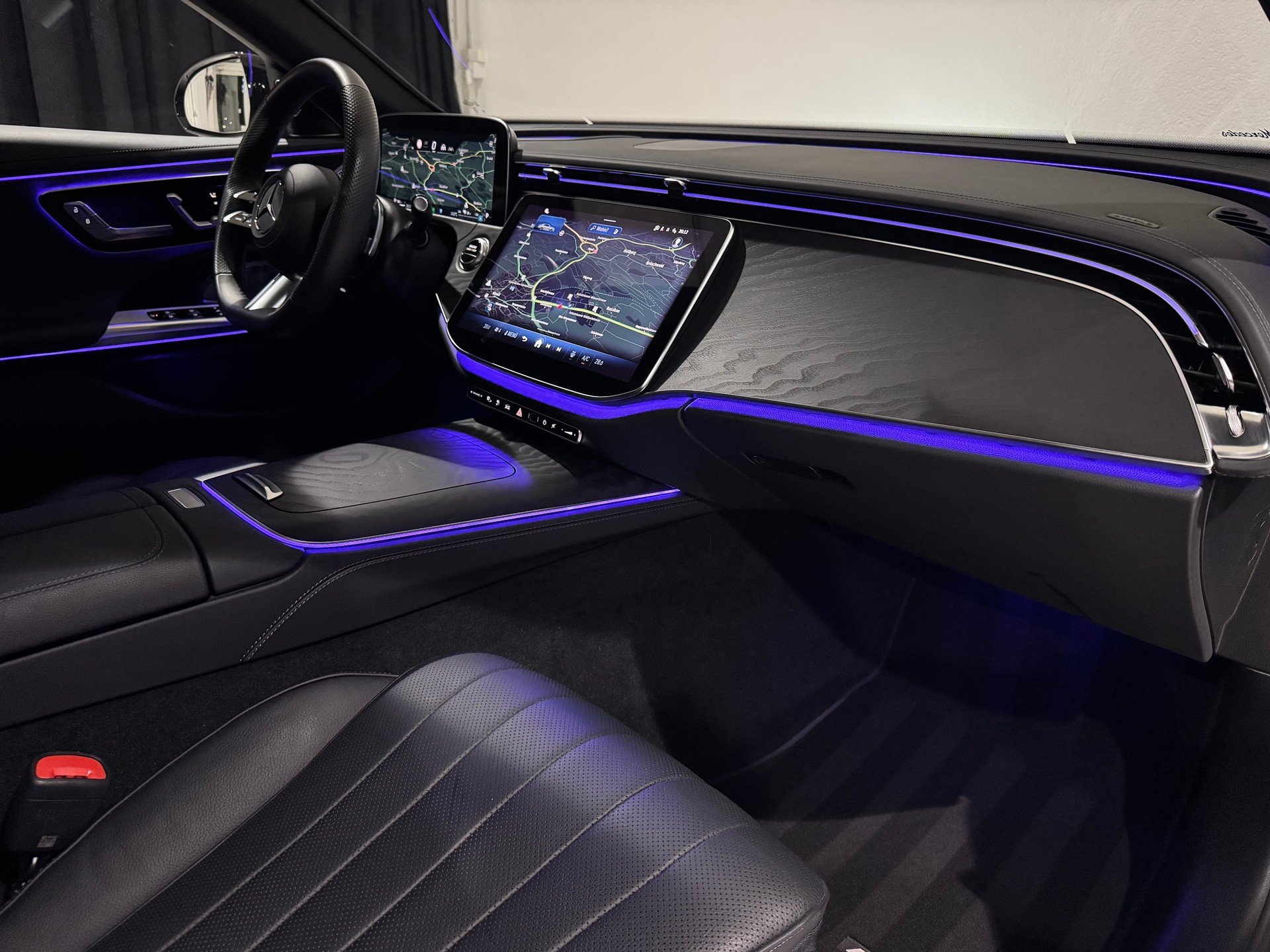 MERCEDES-BENZ E 300 de 4Matic 9G-Tronic | CH | 1.Hand |-image-11