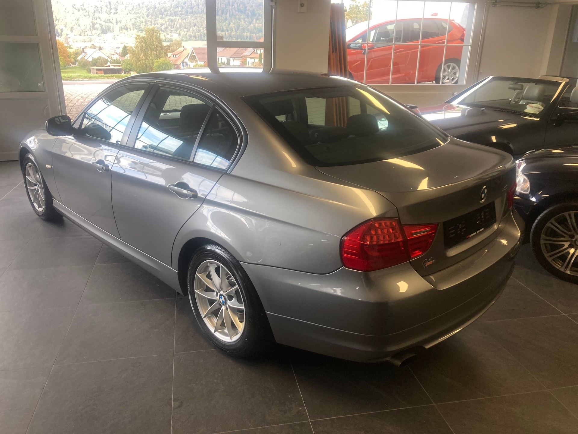 BMW 318i-image-3