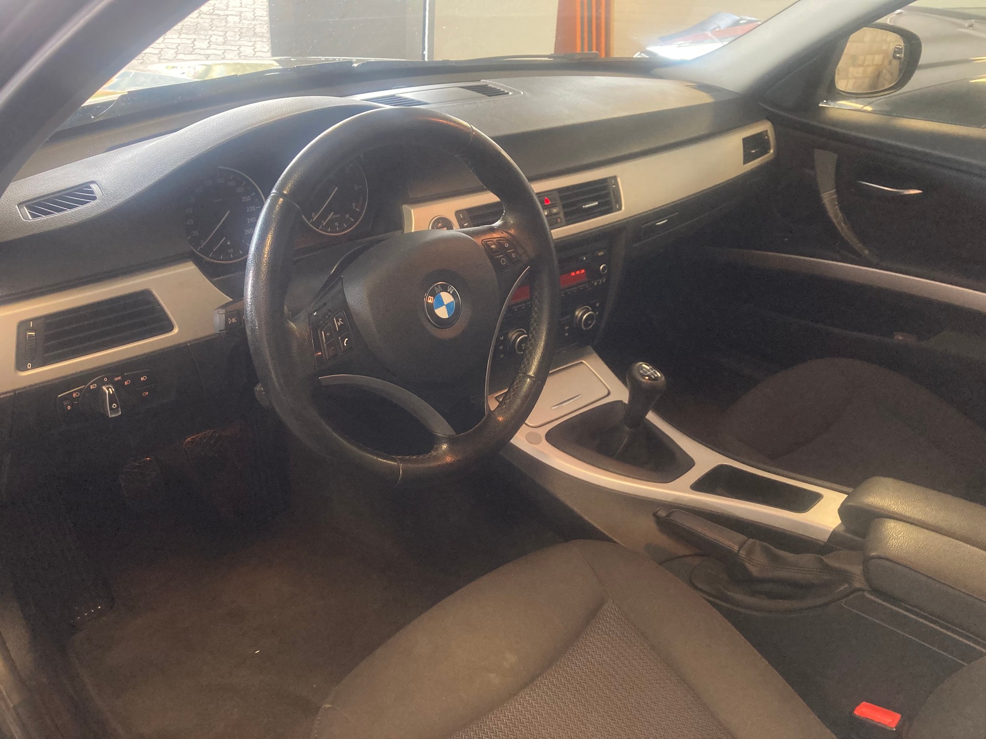 BMW 318i-image-4