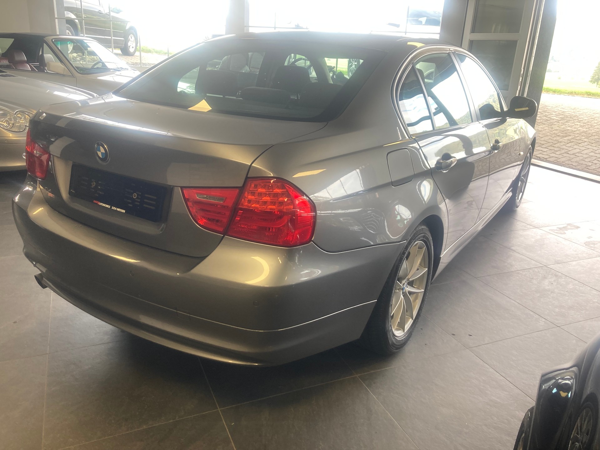BMW 318i-image-2