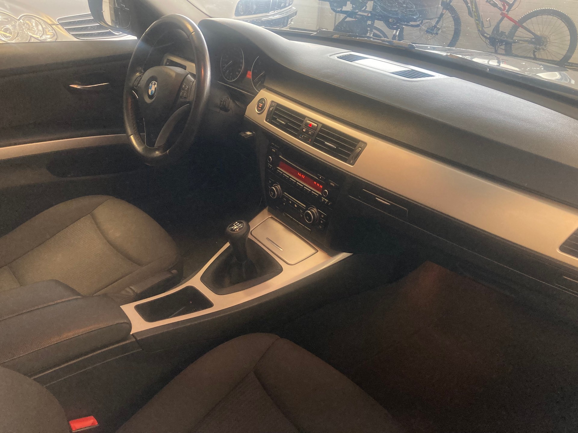 BMW 318i-image-5