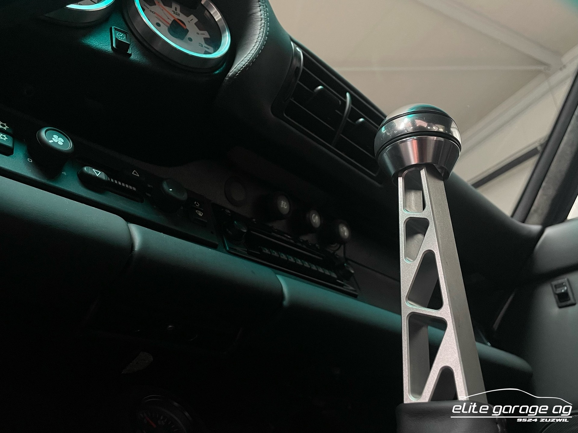 PORSCHE 911 Turbo-image-8