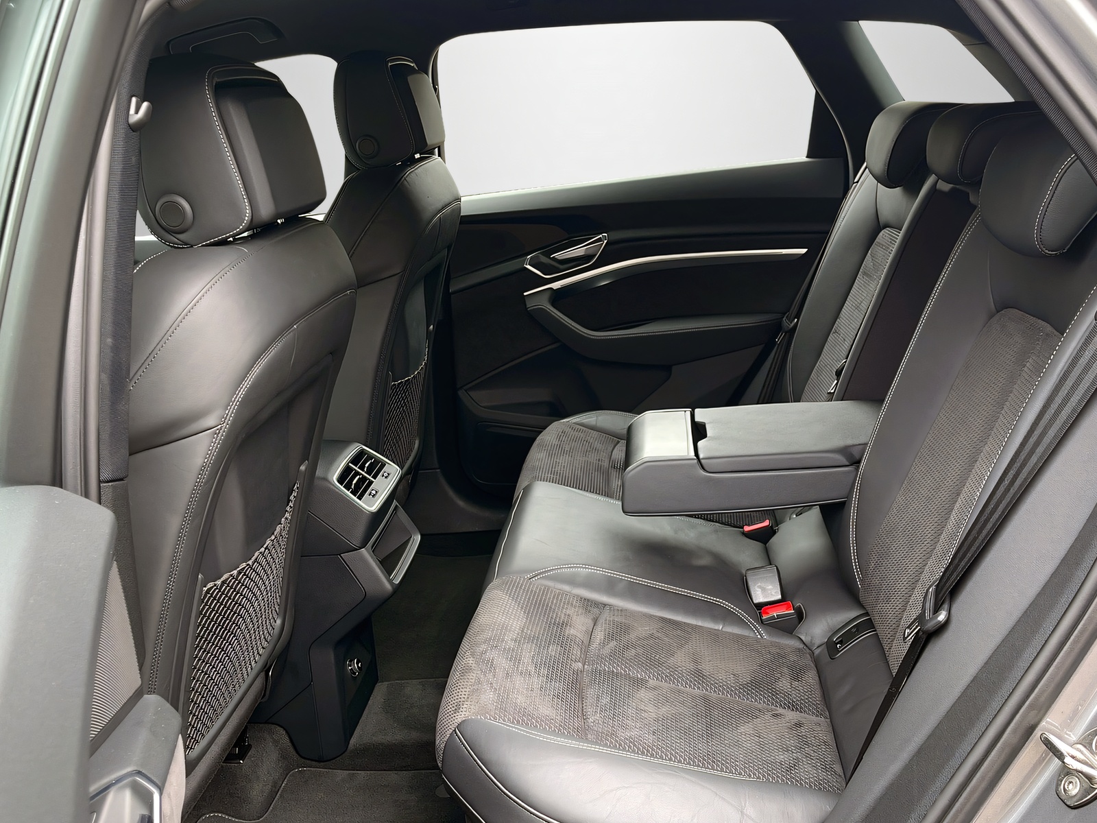 AUDI e-tron 55 Advanced quattro-image-6