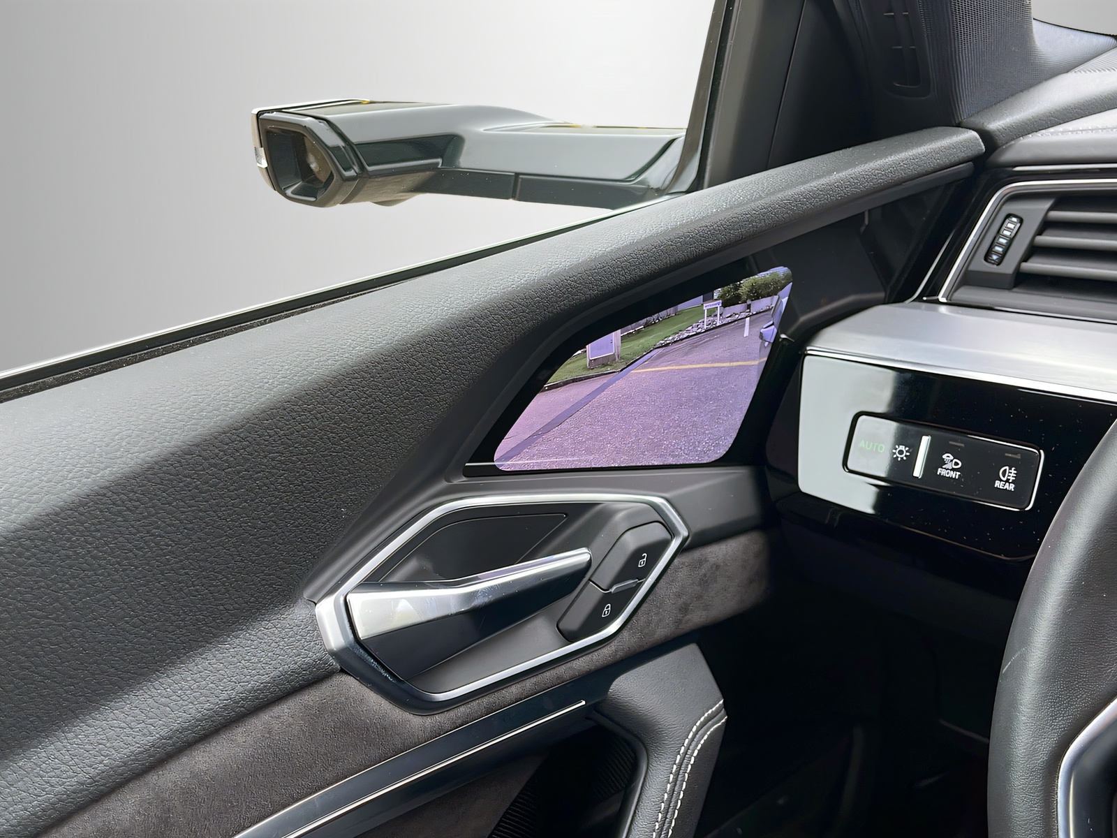 AUDI e-tron 55 Advanced quattro-image-10