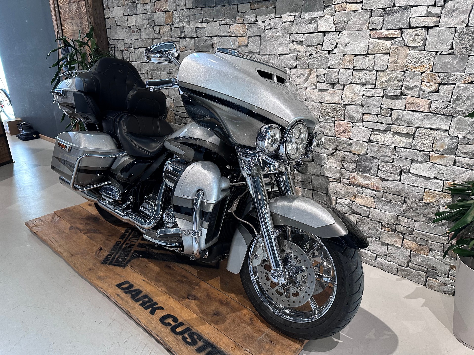 HARLEY-DAVIDSON FLHTKSE-showroom-element-1