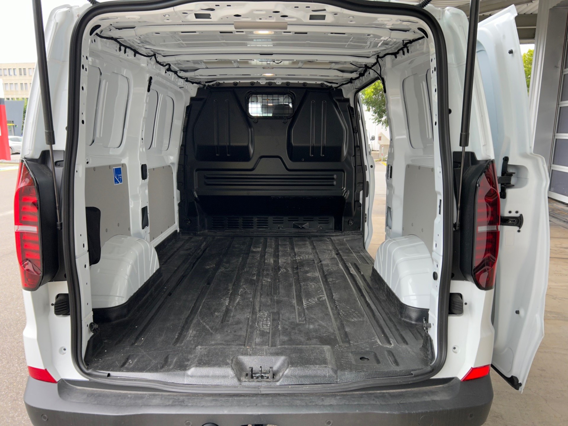 VW New Transporter Kastenwagen Automat 150PS TDI-image-6