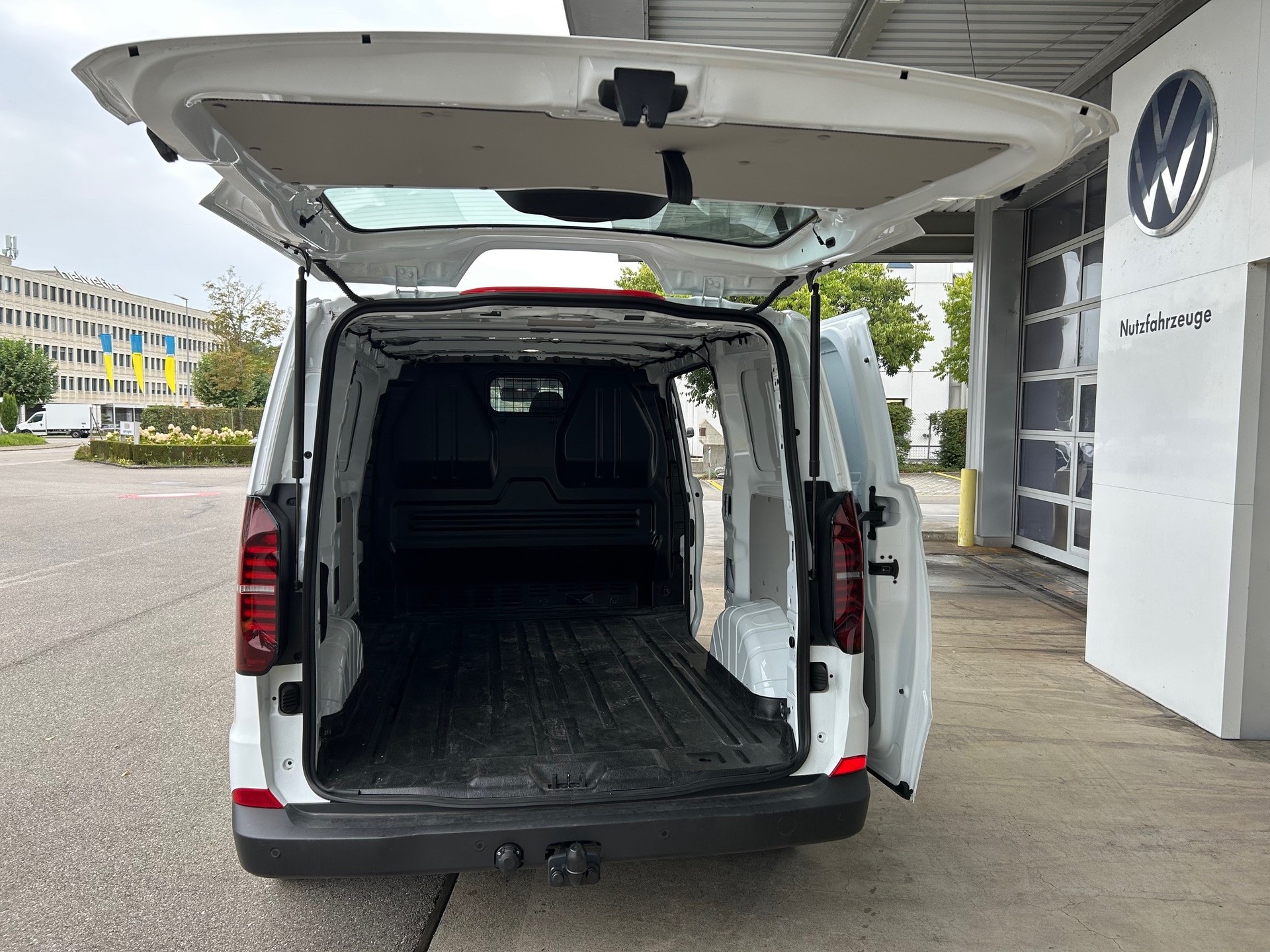 VW New Transporter Kastenwagen Automat 150PS TDI-image-5