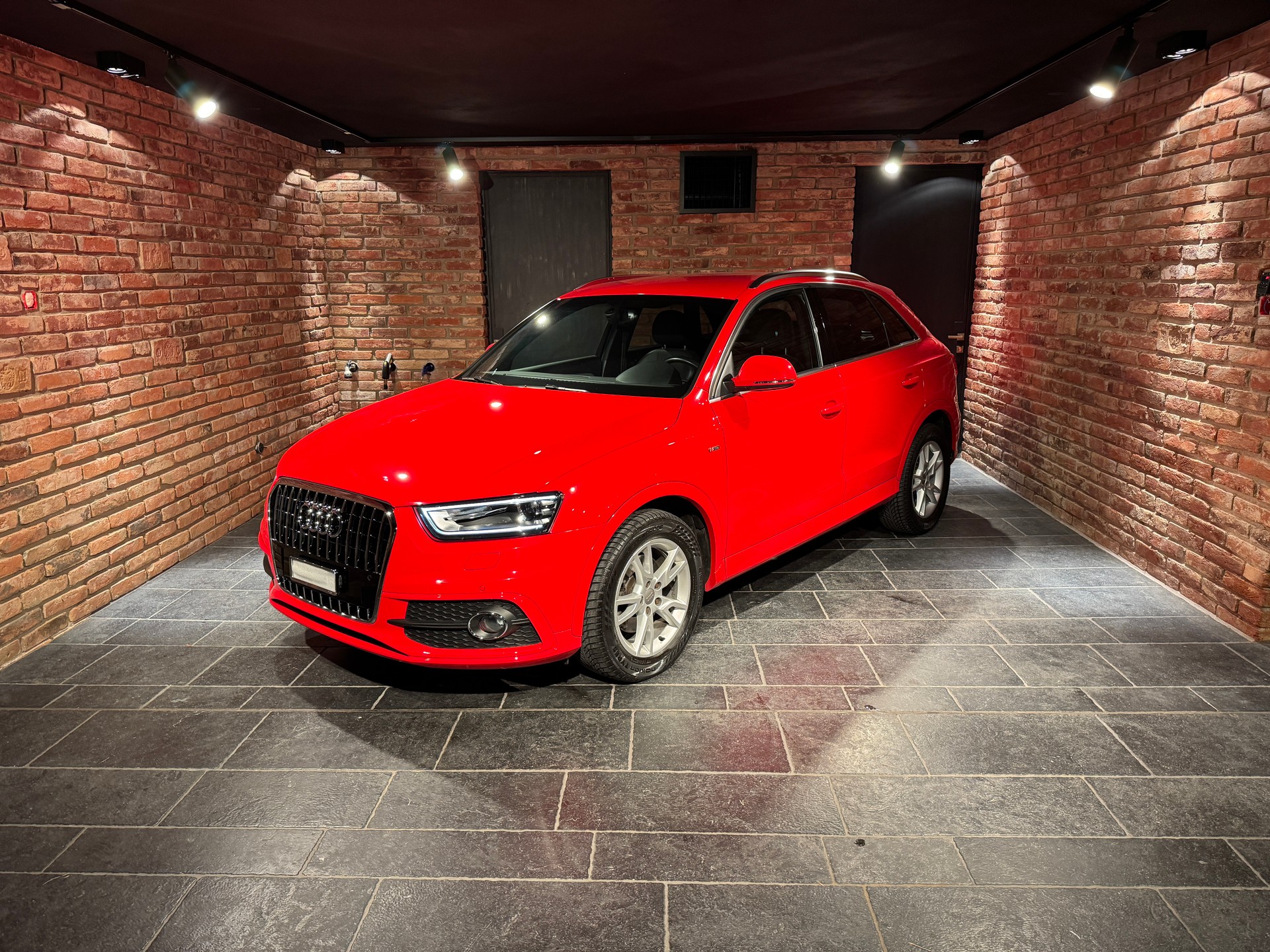 AUDI Q3 2.0 TFSI quattro S-tronic-image-1