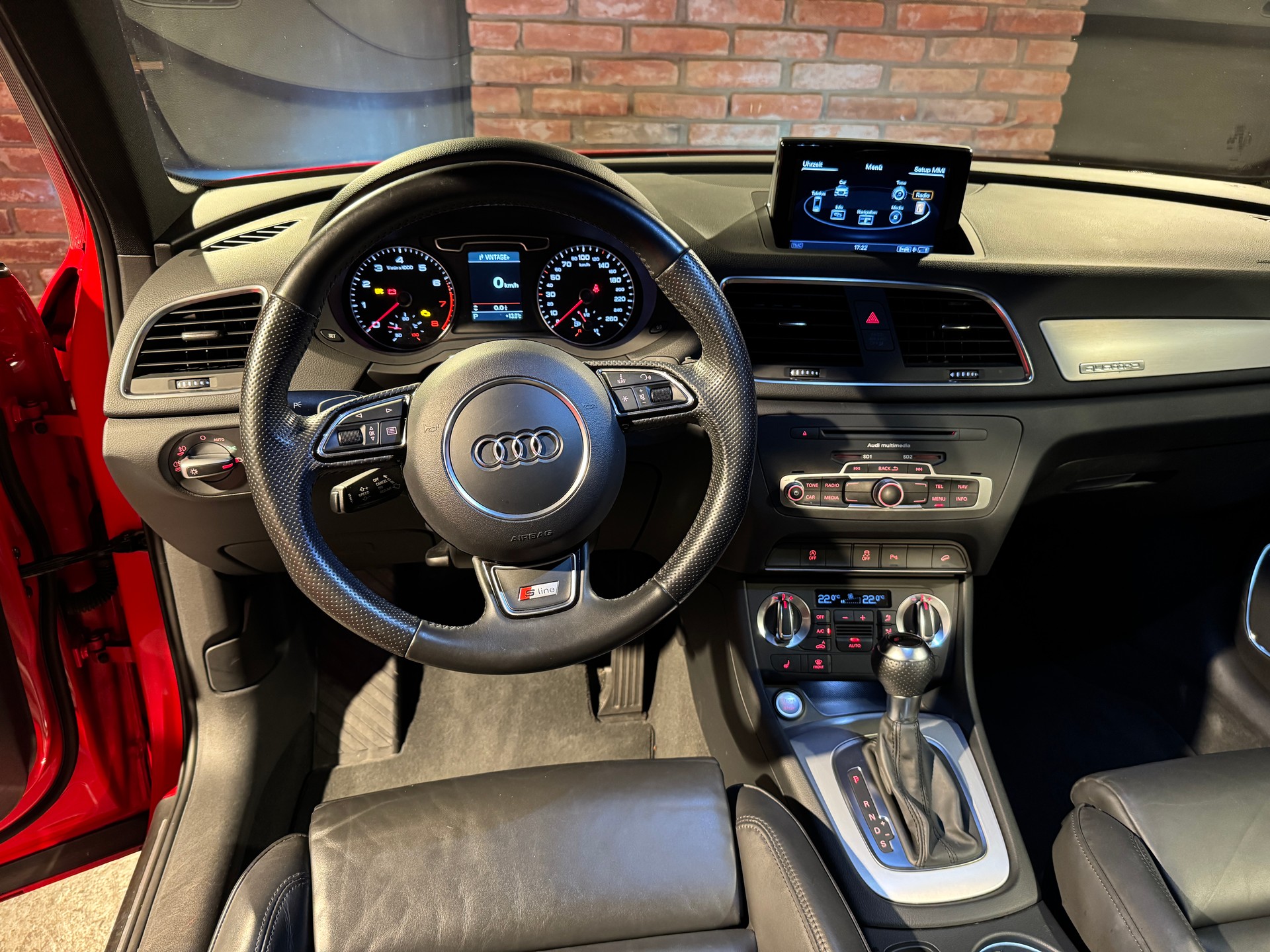 AUDI Q3 2.0 TFSI quattro S-tronic-image-4