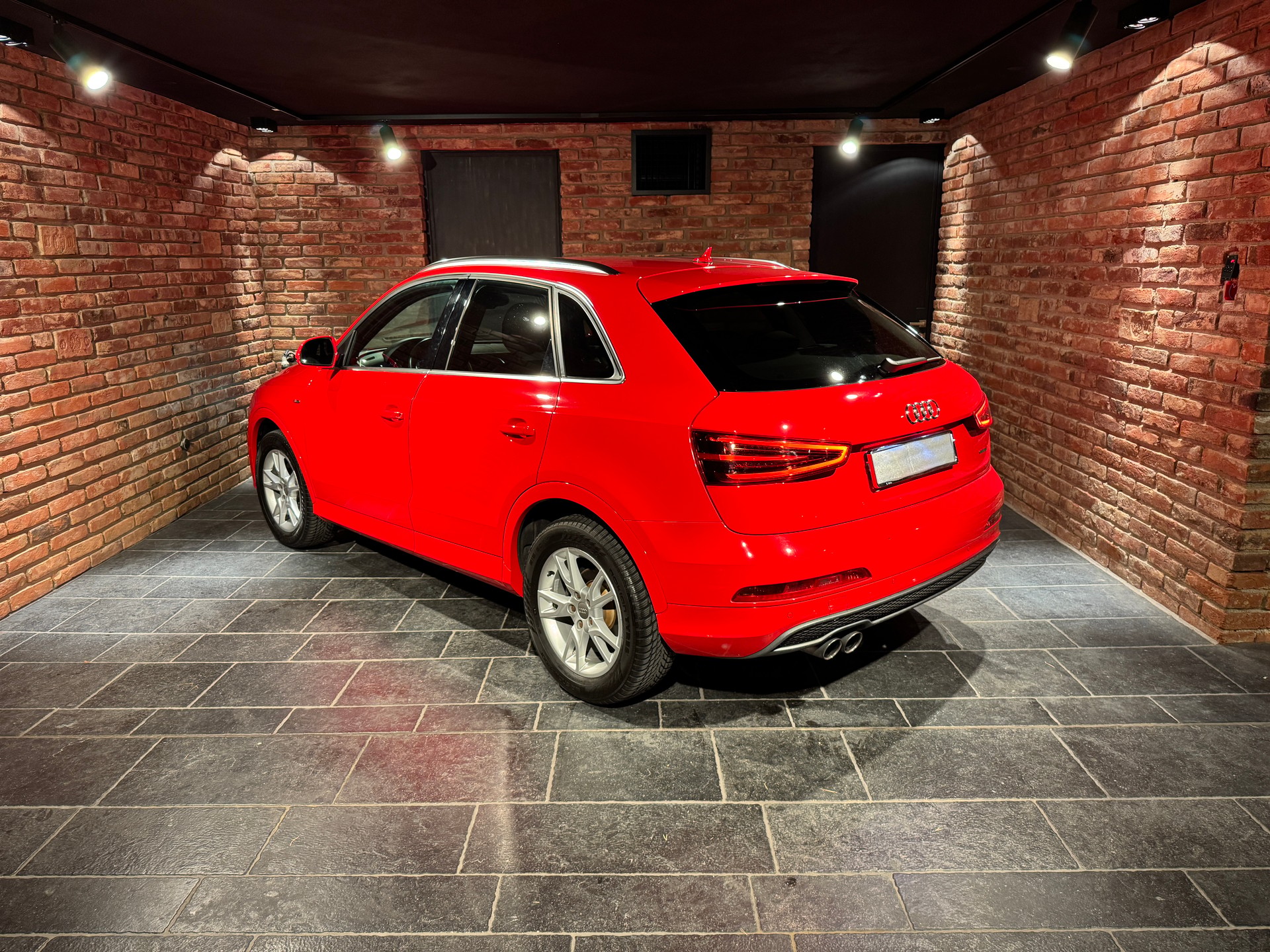 AUDI Q3 2.0 TFSI quattro S-tronic-image-2