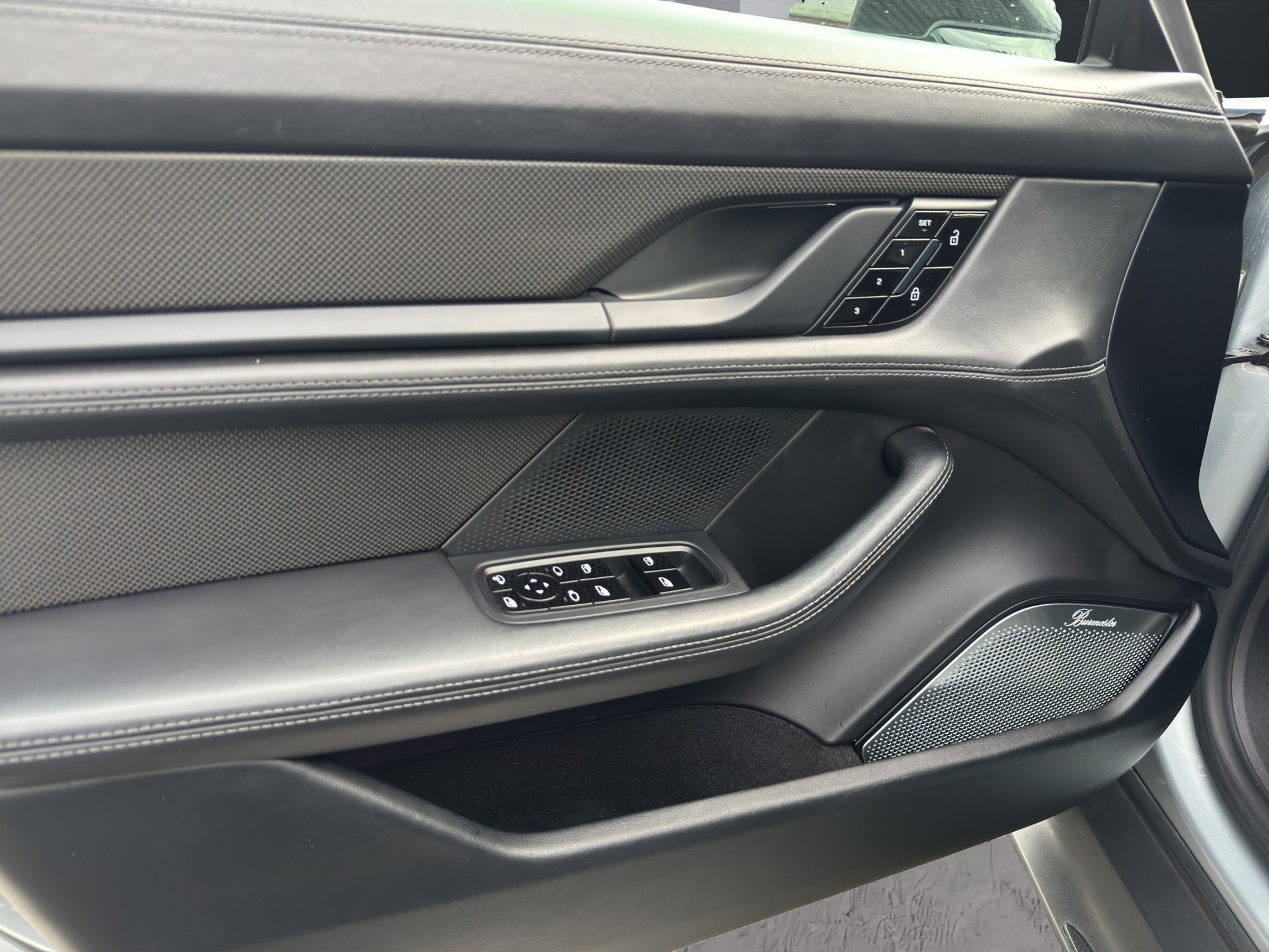 PORSCHE Taycan Turbo S-image-24