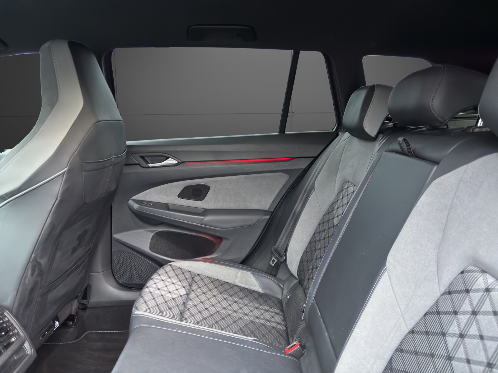 VW Golf Variant 1.5 eTSI mHEV R-Line-image-10