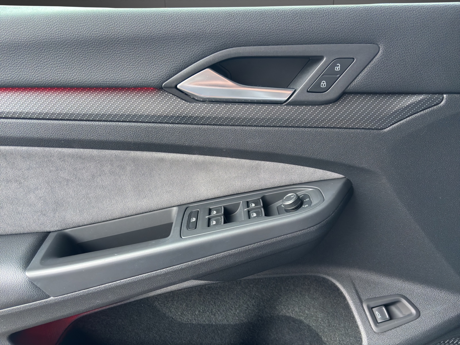 VW Golf Variant 1.5 eTSI mHEV R-Line-image-9