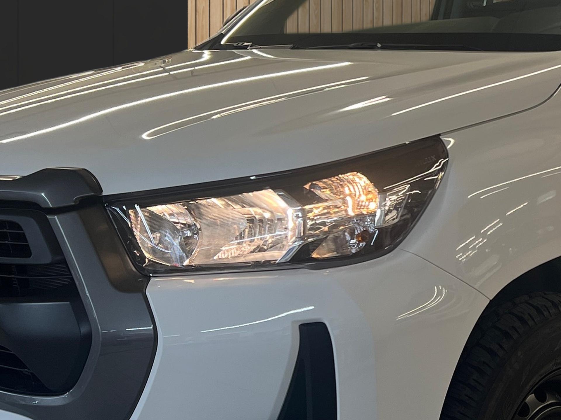 TOYOTA Hilux Double Cab.-Pick-up 2.4 D-4D 150 Comfort-image-8