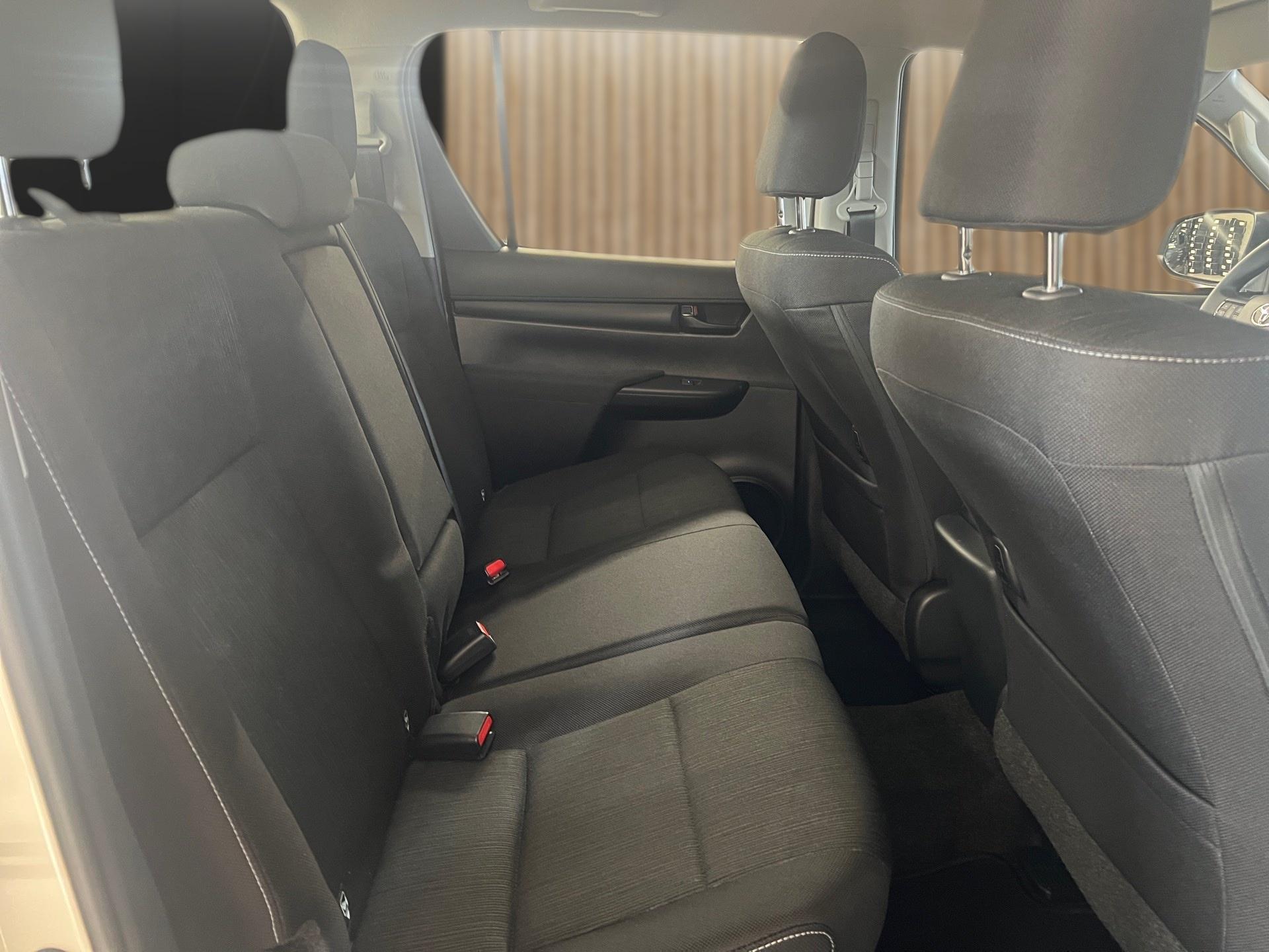 TOYOTA Hilux Double Cab.-Pick-up 2.4 D-4D 150 Comfort-image-12