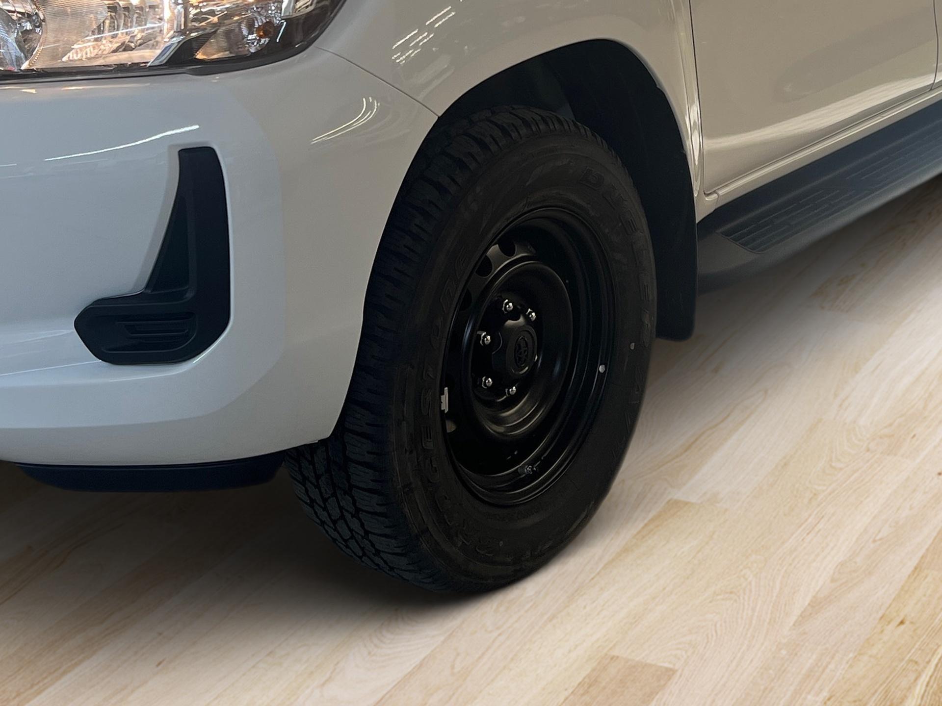 TOYOTA Hilux Double Cab.-Pick-up 2.4 D-4D 150 Comfort-image-9