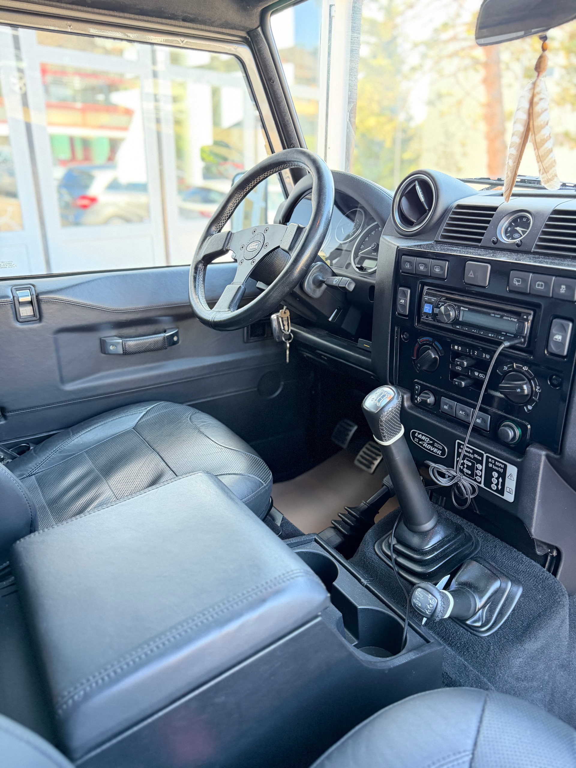 LAND ROVER Defender 90 2.2 TD4 Station Wagon Adventure-image-4