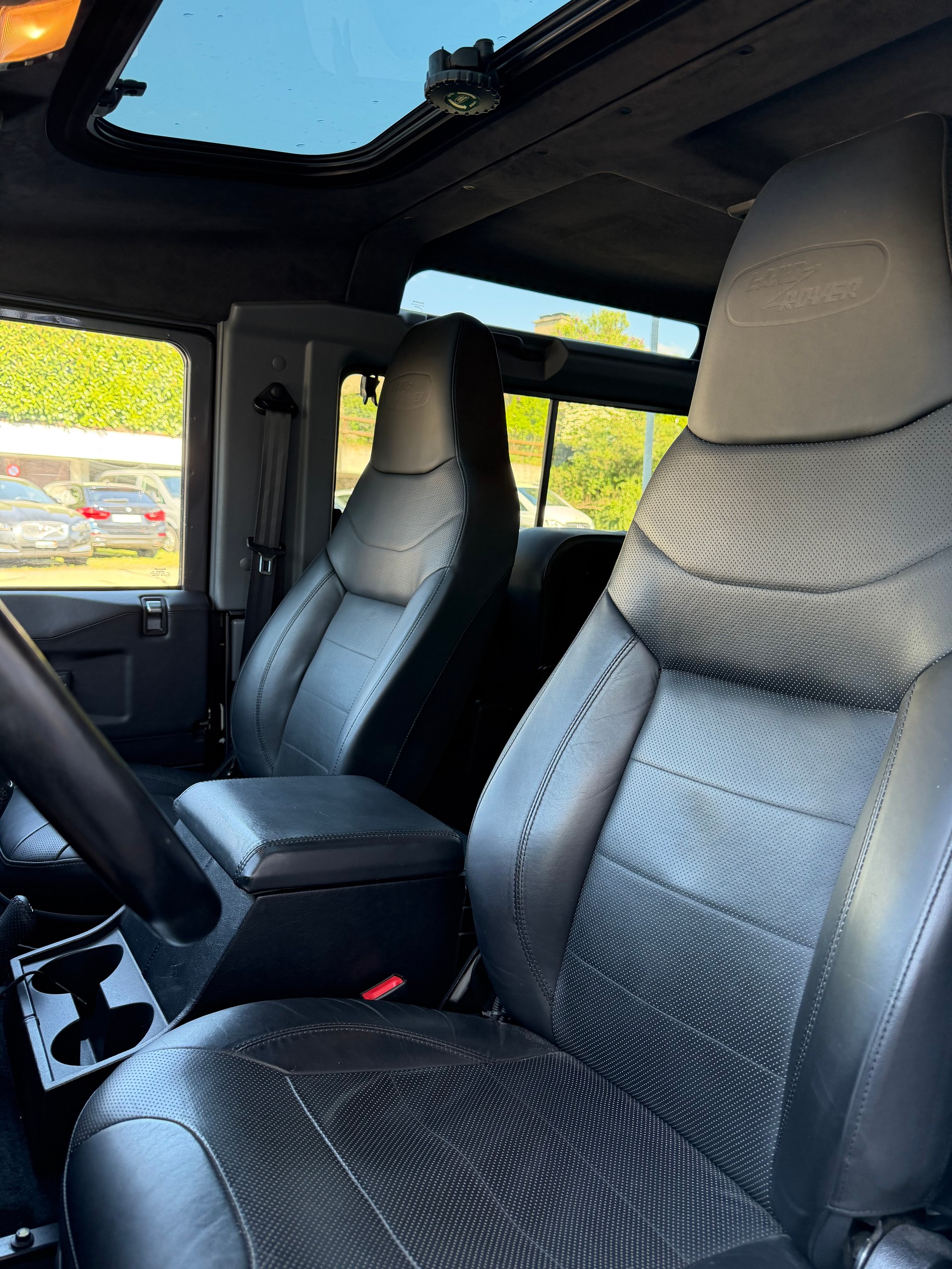 LAND ROVER Defender 90 2.2 TD4 Station Wagon Adventure-image-6