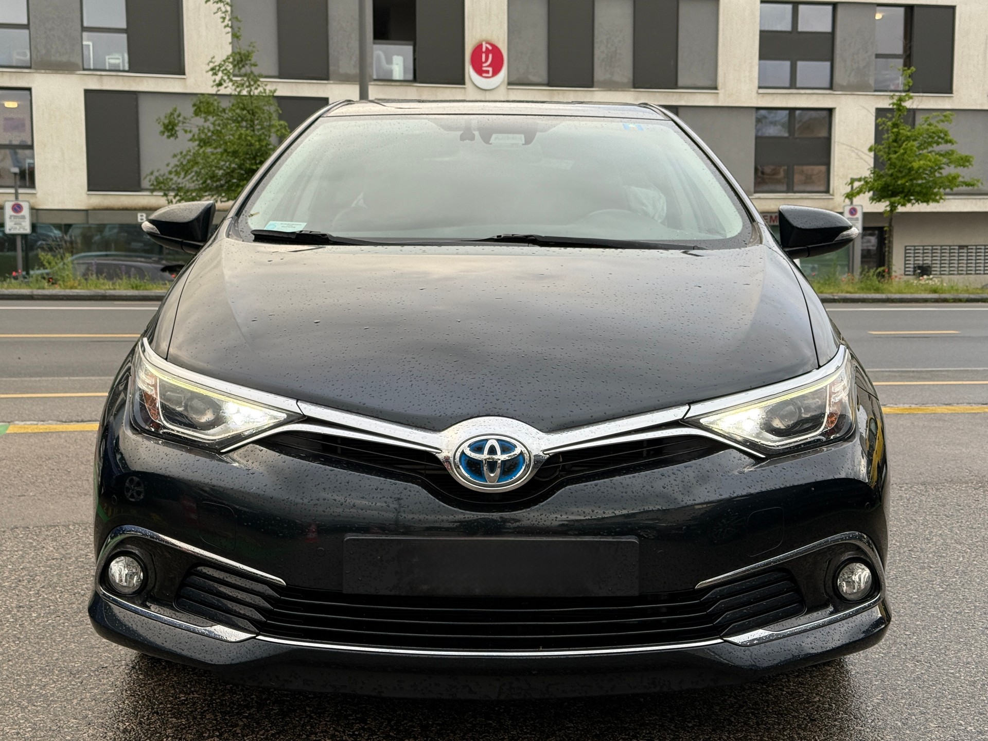 TOYOTA Auris 1.8 HSD Sol e-CVT-showroom-element-1