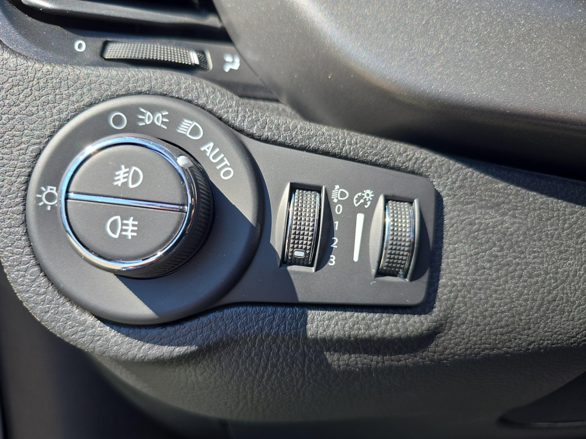 FIAT 500 X 1.5 Hybrid Dolcevita Swiss Edition-image-17