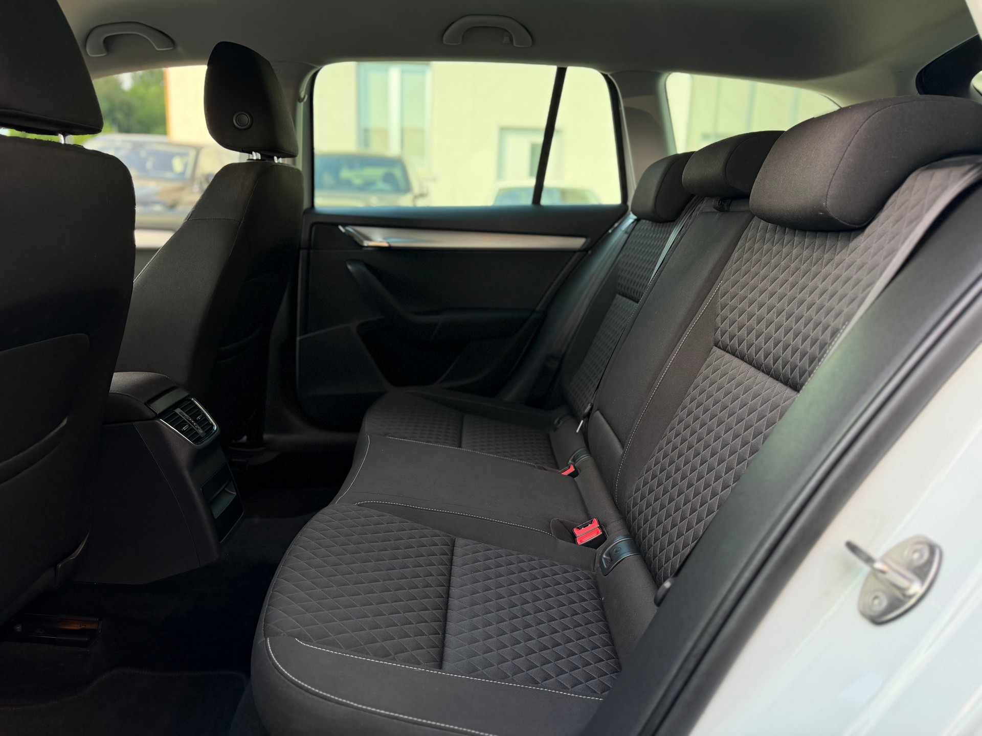 SKODA Octavia Combi 2.0 TDI Ambition 4x4 AHK 2.0T-image-10