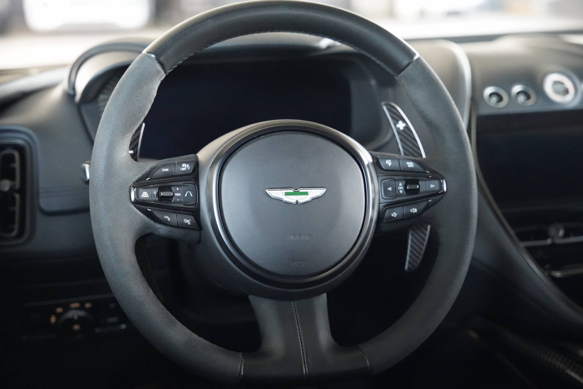 ASTON MARTIN DBX 707-image-12