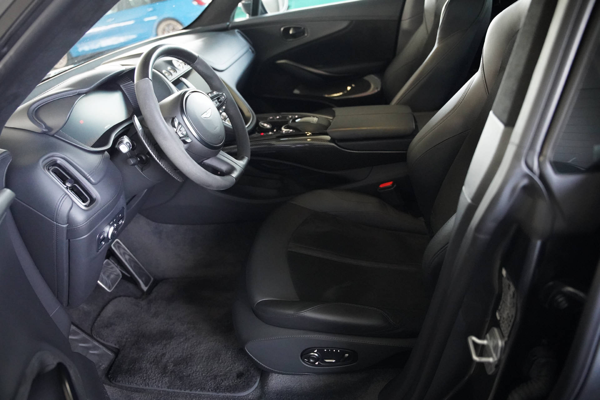 ASTON MARTIN DBX 707-image-7