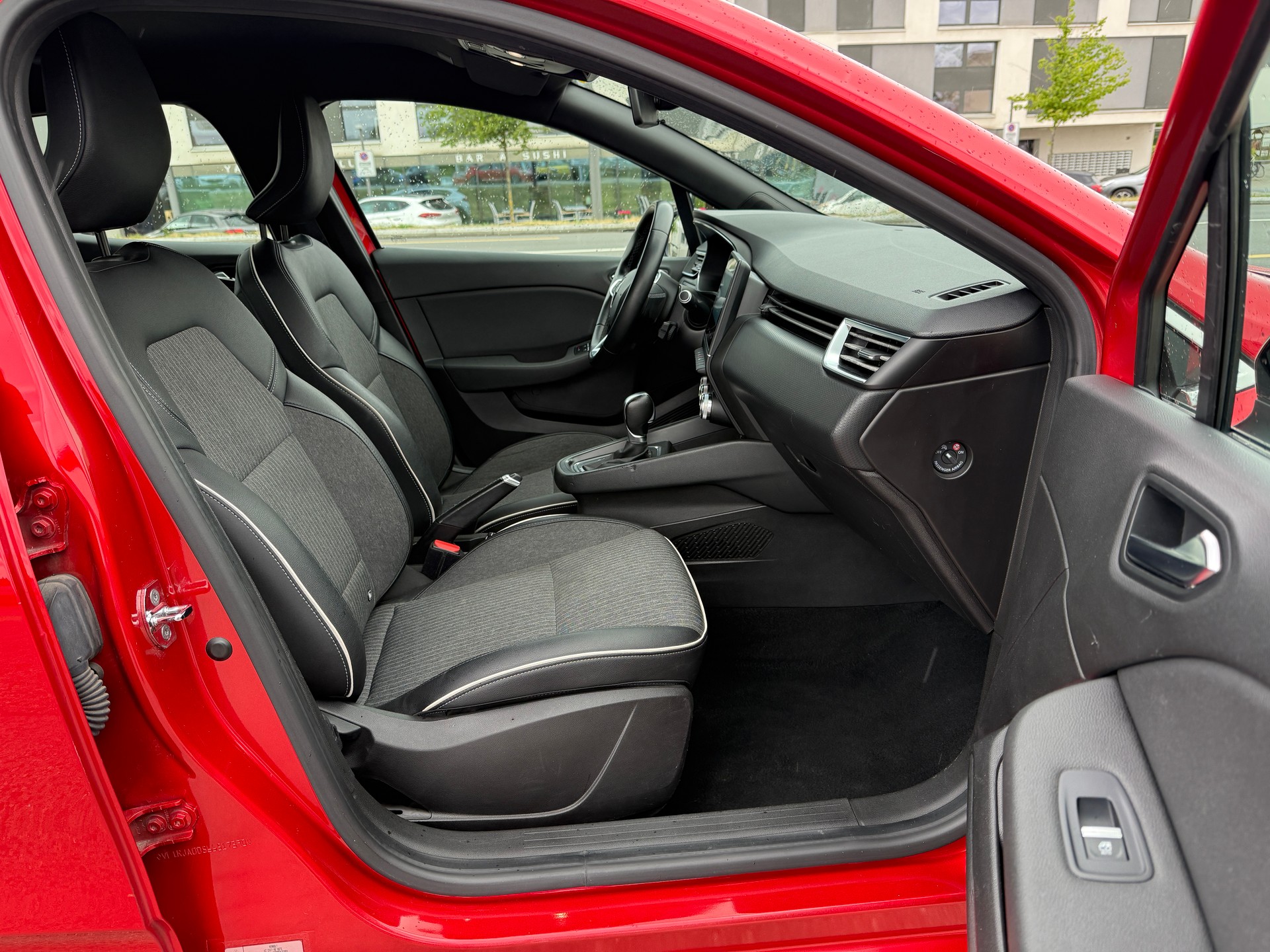 RENAULT Clio 1.6 E-Tech Intens-image-12