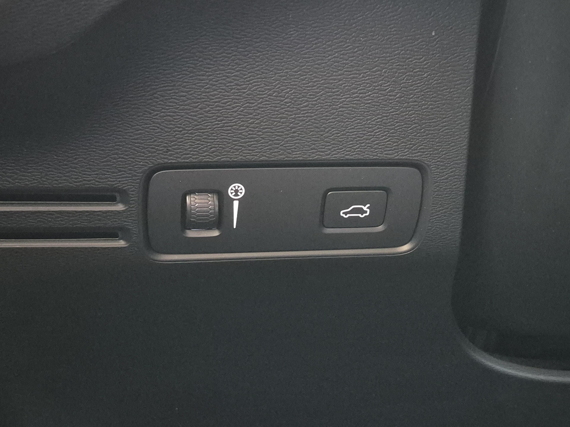 VOLVO C40 P8 Twin Recharge AWD-image-16