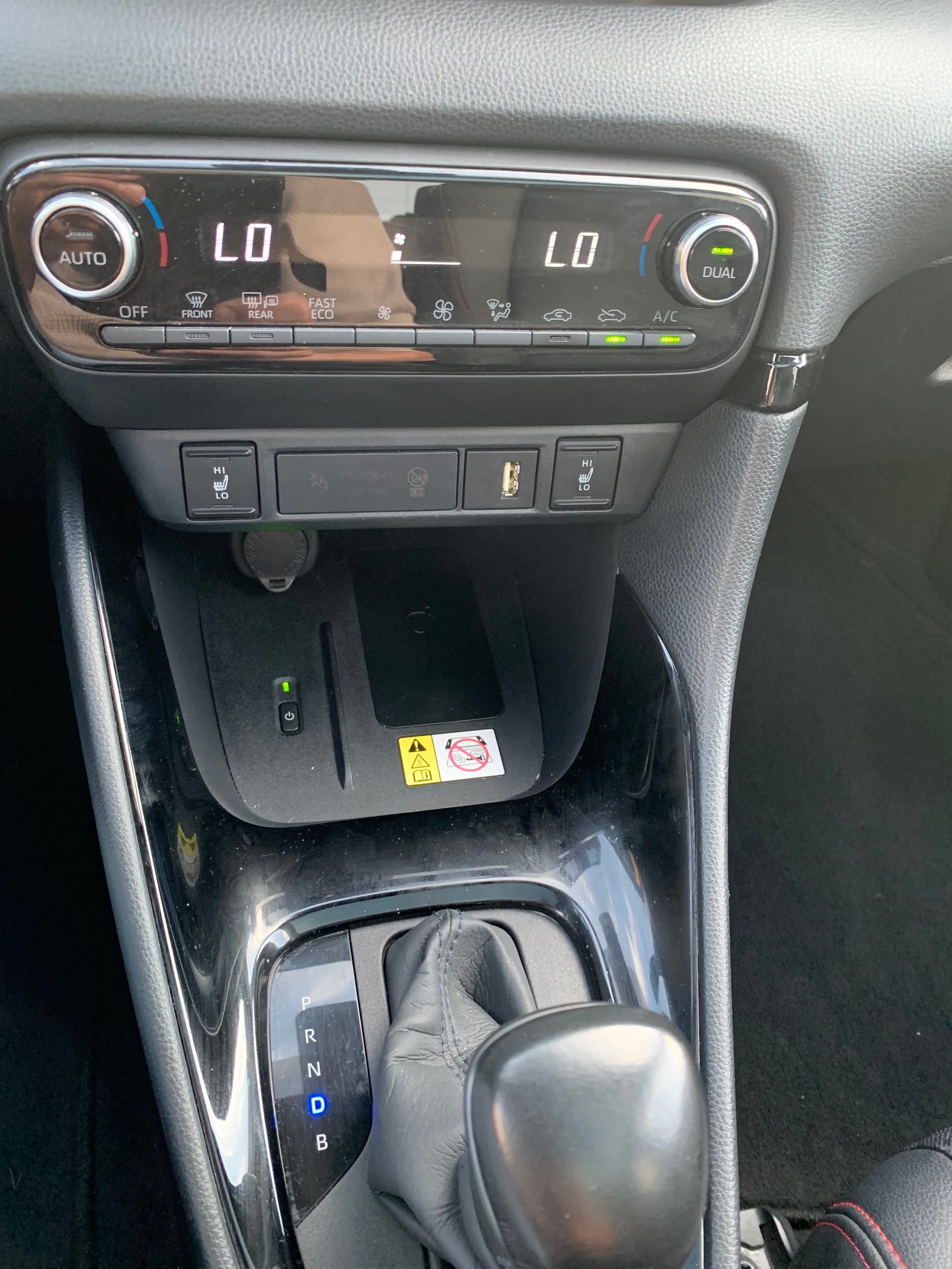 TOYOTA Yaris 1.5 Premiere Edition e-CVT-image-12