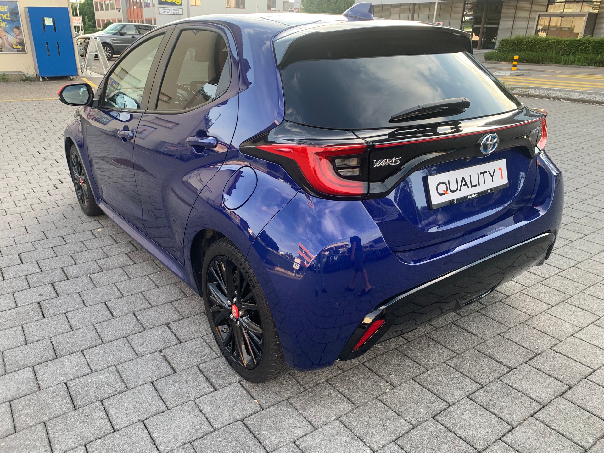 TOYOTA Yaris 1.5 Premiere Edition e-CVT-image-3